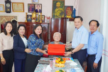 Phó Chủ tịch thường trực UBND thành phố thăm hỏi, tặng quà Mẹ Phan Thị Hai (sinh năm 1925, ngụ phường An Nghiệp, quận Ninh Kiều)
