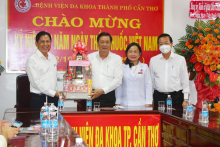 Đồng chí Phạm Văn Hiểu, Phó Bí thư Thường trực Thành ủy, Chủ tịch HĐND thành phố (thứ hai, từ bên trái) đến thăm, trao quà cho đại diện BV Đa khoa TP Cần Thơ.