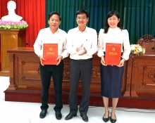 Đồng chí Nguyễn Minh Tâm, Thành ủy viên, Bí thư Đảng ủy Khối trao Quyết định cho các đồng chí vừa được Ban Thường vụ Thành ủy chỉ định tham gia Ban Chấp hành Đảng bộ Khối nhiệm kỳ 2020-2025.