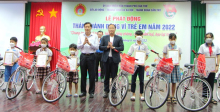 Đồng chí Phạm Văn Hiểu, Phó Bí thư Thường trực Thành ủy, Chủ tịch HĐND thành phố trao tặng xe đạp cho học sinh có hoàn cảnh khó khăn tại lễ phát động.