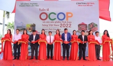 Các đại biểu cắt băng khai mạc Tuần lễ OCOP và các sản phẩm tinh hoa hàng Việt Nam 2022.