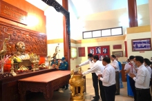 Đông đảo đại biểu và người dân dâng hương tại Đền thờ Châu Văn Liêm trong sáng 28-6.