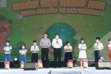Đồng chí Phạm Văn Hiểu (thứ 5 từ trái qua) trao quà cho thiếu nhi có hoàn cảnh khó khăn.
