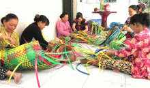 Nghề đan dây nhựa giúp nhiều lao động nông thôn có việc làm, thêm thu nhập. Ảnh nguồn: Báo Cần Thơ.