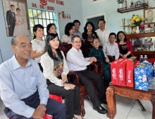 Ðồng chí Trần Việt Trường thăm và tặng quà Mẹ Việt Nam Anh hùng, gia đình chính sách tại quận Thốt Nốt