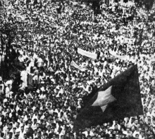 Hàng chục vạn người với cờ hoa khoe sắc, băng rôn, khẩu hiệu thể hiện tinh thần của người dân Việt Nam ngày 2/9/1945 tại Quảng trường Ba Đình, Hà Nội. Ảnh tư liệu.