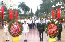 Lãnh đạo Quân khu 9 và TP Cần Thơ viếng Nghĩa trang Liệt sĩ TP Cần Thơ và Tượng đài Chủ tịch Hồ Chí Minh
