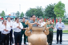 Thủ tướng Chính phủ Phạm Minh Chính dâng hương tại Khu di tích Chi bộ An Nam Cộng sản Đảng Cờ Đỏ