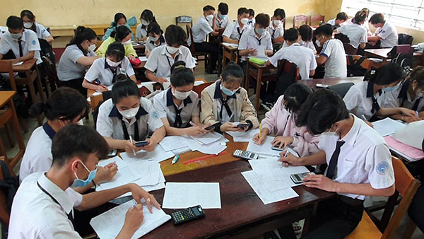 Học sinh lớp 12 Trường THPT Lương Ðịnh Của (quận Ô Môn) ôn tập chuẩn bị Kỳ thi Tốt nghiệp THPT năm 2022 sắp tới.