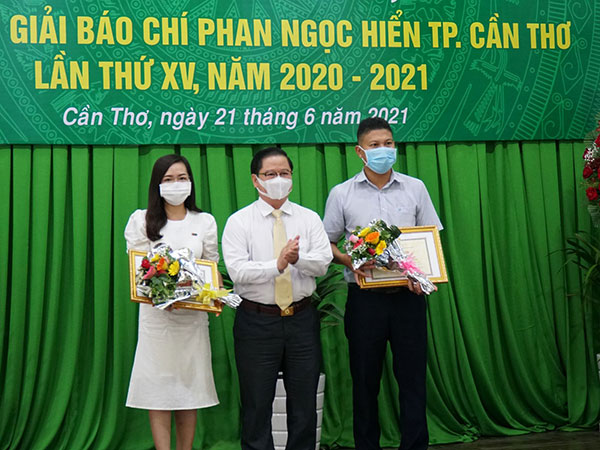 Ðồng chí Trần Việt Trường, Phó Bí thư Thành ủy, Chủ tịch UBND thành phố, trao giải Nhất cho đại diện các nhóm tác giả đoạt Giải Báo chí Phan Ngọc Hiển TP Cần Thơ lần thứ XV (2020-2021) do HNB thành phố tổ chức.