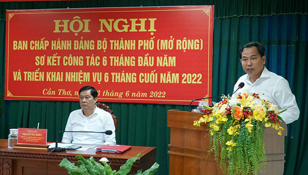 Đồng chí Lê Quang Mạnh, Ủy viên Trung ương Đảng, Bí thư Thành ủy phát biểu kết luận hội nghị.