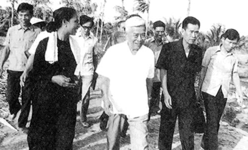 Đồng chí Phạm Hùng thăm và làm việc với trại cải tạo K20 Bến Tre năm 1982. Ảnh tư liệu.