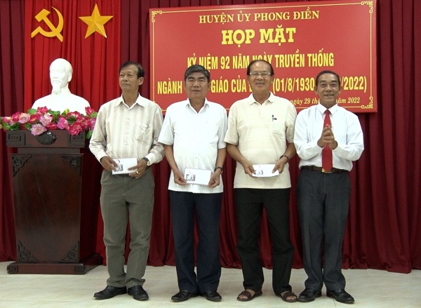 Đồng chí Nguyễn Thanh Hoàng, Phó Bí thư Thường trực Huyện ủy, Chủ tịch HĐND huyện Phong Điền trao quà cho các đồng chí làm công tác tuyên giáo qua các thời kỳ.